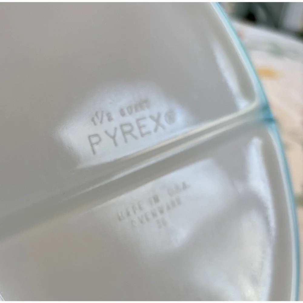 Vintage Pyrex Turquoise Snowflake 1.5 Quart Divided Casserole Dish & Clear Lid